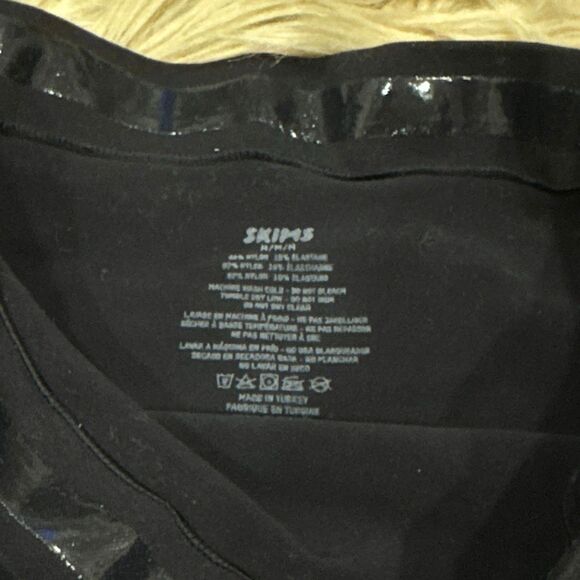 Skims shapewear thong undies size small black - Picture 2 of 3